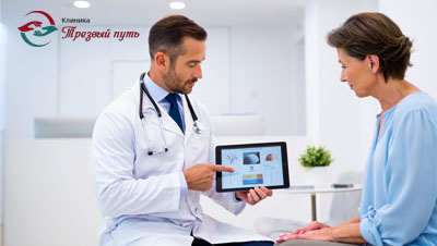 Врач показывает графики пациенту